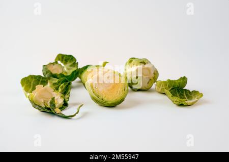 Sprossen, geschnitten und in zwei Hälften geschnitten, isoliert auf weißem Hintergrund Stockfoto