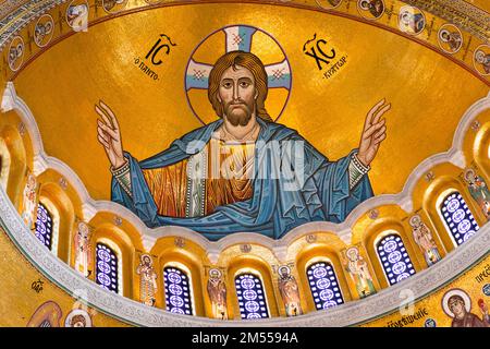 Belgrad, Serbien - 20. Dezember 2022: Ikone Jesu Christi in einem Mosaik im Tempel der Heiligen Sava, serbische orthodoxe Kirche in Belgrad, Serbien Stockfoto