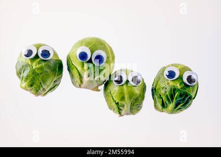 Eine Gruppe rosenkohl mit lustigen Gänsehaut, isoliert auf weißem Hintergrund Stockfoto