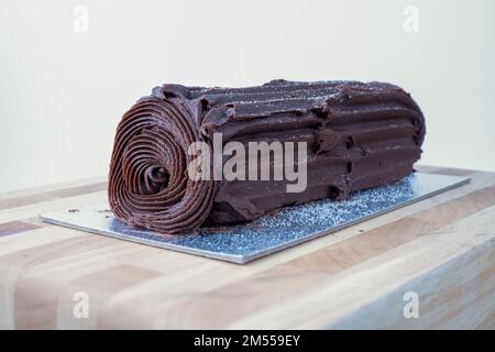Weihnachtsschokolade-Logbuch auf einer silbernen Präsentationstafel Stockfoto