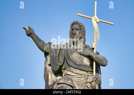 Statue von St. John der Täufer auf der Karlsbrücke, Prag. Tschechische Republik. Stockfoto
