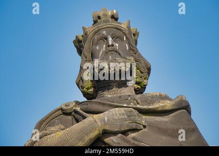 Statue der Heiligen Norbert von Xanten, Wenzel und Sigismund auf der Karlsbrücke, Prag. Tschechische Republik Stockfoto