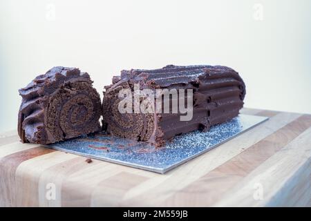 Ein Stück Schokoladenyuletid-weihnachtslog isoliert auf weißem Hintergrund mit Kopierbereich Stockfoto