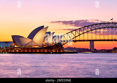 Sydney. New South Wales. Australien. Das Opernhaus bei Sonnenuntergang und die Hafenbrücke Stockfoto