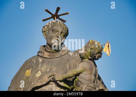 Statue von St. Anthony von Padua auf der Karlsbrücke, Prag. Tschechische Republik. Stockfoto