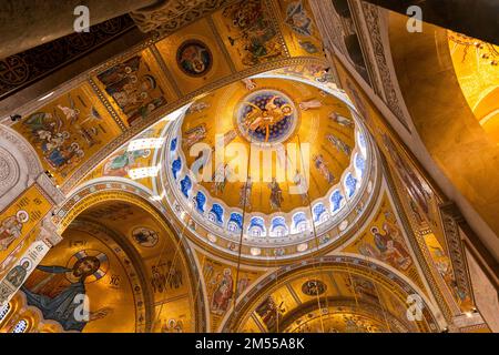 Belgrad, Serbien - 20. Dezember 2022: Innere des Tempels der Heiligen Sava, größte serbisch-orthodoxe Kirche in Belgrad, Serbien Stockfoto