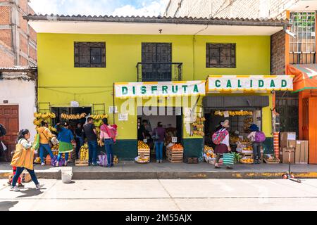 Huaraz, Peru - 15. September 2022: Straße einer südamerikanischen Stadt Stockfoto