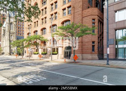 Das historische Gebäude der Society for Savings Building, Clevelands höchstes Gebäude im Jahr 1890, ist mit dem Key Tower verbunden, dem derzeit höchsten Gebäude der Stadt (2022). Stockfoto