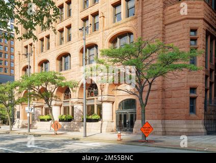 Das historische Gebäude der Society for Savings Building, Clevelands höchstes Gebäude im Jahr 1890, ist mit dem Key Tower verbunden, dem derzeit höchsten Gebäude der Stadt (2022). Stockfoto