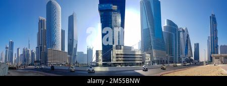 Dubai, VAE - 27. November 2021: Panoramablick auf die Türme, Wolkenkratzer im Business Center in Dubai. Stockfoto