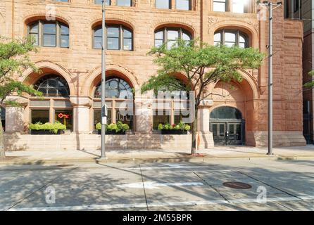 Das historische Gebäude der Society for Savings Building, Clevelands höchstes Gebäude im Jahr 1890, ist mit dem Key Tower verbunden, dem derzeit höchsten Gebäude der Stadt (2022). Stockfoto