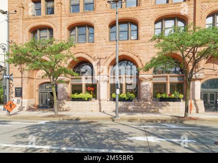 Das historische Gebäude der Society for Savings Building, Clevelands höchstes Gebäude im Jahr 1890, ist mit dem Key Tower verbunden, dem derzeit höchsten Gebäude der Stadt (2022). Stockfoto