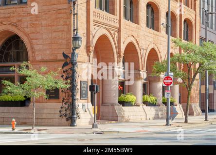 Das historische Gebäude der Society for Savings Building, Clevelands höchstes Gebäude im Jahr 1890, ist mit dem Key Tower verbunden, dem derzeit höchsten Gebäude der Stadt (2022). Stockfoto