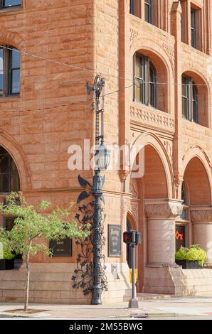 Das historische Gebäude der Society for Savings Building, Clevelands höchstes Gebäude im Jahr 1890, ist mit dem Key Tower verbunden, dem derzeit höchsten Gebäude der Stadt (2022). Stockfoto