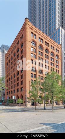 Das historische Gebäude der Society for Savings Building, Clevelands höchstes Gebäude im Jahr 1890, ist mit dem Key Tower verbunden, dem derzeit höchsten Gebäude der Stadt (2022). Stockfoto