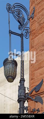 Das historische Gebäude der Society for Savings Building, Clevelands höchstes Gebäude im Jahr 1890, ist mit dem Key Tower verbunden, dem derzeit höchsten Gebäude der Stadt (2022). Stockfoto