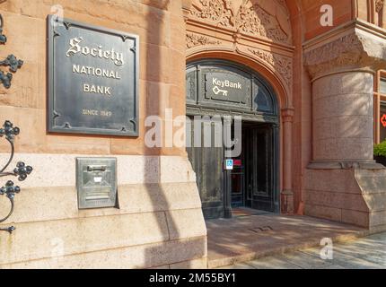 Das historische Gebäude der Society for Savings Building, Clevelands höchstes Gebäude im Jahr 1890, ist mit dem Key Tower verbunden, dem derzeit höchsten Gebäude der Stadt (2022). Stockfoto