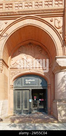 Das historische Gebäude der Society for Savings Building, Clevelands höchstes Gebäude im Jahr 1890, ist mit dem Key Tower verbunden, dem derzeit höchsten Gebäude der Stadt (2022). Stockfoto