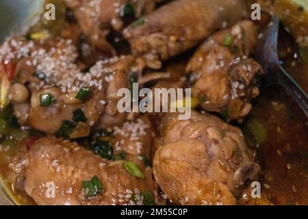 Köstliche Braune Hühnersuppe Mit Asiatischer Ketchup-Küche Stockfoto