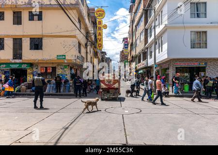 Huaraz, Peru - 15. September 2022: Straße einer südamerikanischen Stadt Stockfoto