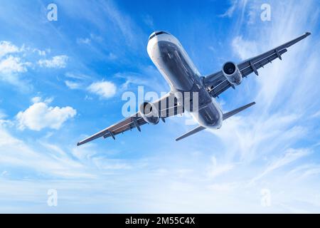 3D Abbildung. 3D-Rendering. Weiß-blaues Passagierflugzeug fliegt im blauen Himmel erstaunliche Wolken im Hintergrund - Reisen Sie mit dem Flugzeug. Stockfoto