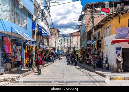 Huaraz, Peru - 15. September 2022: Straße einer südamerikanischen Stadt Stockfoto