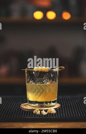 Whisky-Zitronen-Fizz-Cocktail. Longdrink mit Zitronensaft, Whiskey und Ingwer Stockfoto