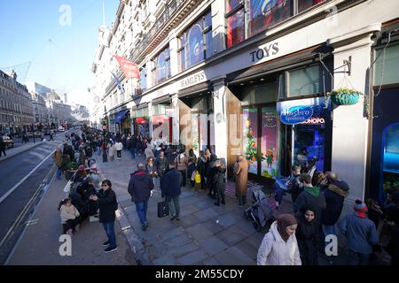 Käufer vor dem Hamleys Spielzeugladen in der Regents Street, London, während der Verkäufe am Boxing Day. Die Käufer am zweiten Weihnachtsfeiertag werden sich dieses Jahr besonders bemühen, das beste Preis-Leistungs-Verhältnis zu erhalten, da die täglichen Rechnungen in die Höhe schnellen. Foto: Montag, 26. Dezember 2022. Stockfoto