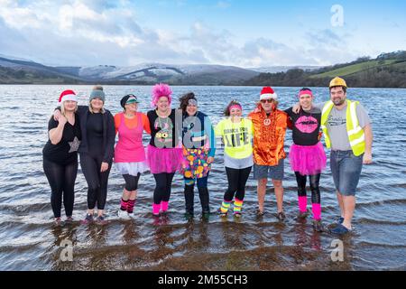 26. Dezember 2022 - Eine Gruppe harter Eltern wehrte sich gegen das kalte Wasser von Semerwater in den Yorkshire Dales, um Spenden für den Hawes Junior Football Club in Wensleydale zu sammeln. Semerwater liegt 820 Meter über dem Meeresspiegel und war voller Schneewasser, das letzte Woche von den umliegenden Fells strömte. Die Lufttemperatur war 1c Grad, aber mit windchill fühlte es sich eher wie 4c Grad Tee, Kaffee war verfügbar, um sie wieder aufzuwärmen! Kredit: Wayne HUTCHINSON/Alamy Live News Stockfoto