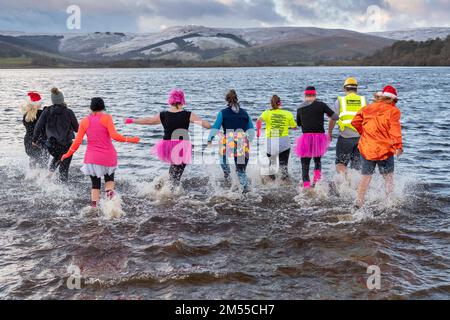 26. Dezember 2022 - Eine Gruppe harter Eltern wehrte sich gegen das kalte Wasser von Semerwater in den Yorkshire Dales, um Spenden für den Hawes Junior Football Club in Wensleydale zu sammeln. Semerwater liegt 820 Meter über dem Meeresspiegel und war voller Schneewasser, das letzte Woche von den umliegenden Fells strömte. Die Lufttemperatur war 1c Grad, aber mit windchill fühlte es sich eher wie 4c Grad Tee, Kaffee war verfügbar, um sie wieder aufzuwärmen! Kredit: Wayne HUTCHINSON/Alamy Live News Stockfoto