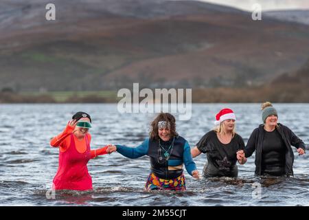 26. Dezember 2022 - Eine Gruppe harter Eltern wehrte sich gegen das kalte Wasser von Semerwater in den Yorkshire Dales, um Spenden für den Hawes Junior Football Club in Wensleydale zu sammeln. Semerwater liegt 820 Meter über dem Meeresspiegel und war voller Schneewasser, das letzte Woche von den umliegenden Fells strömte. Die Lufttemperatur war 1c Grad, aber mit windchill fühlte es sich eher wie 4c Grad Tee, Kaffee war verfügbar, um sie wieder aufzuwärmen! Kredit: Wayne HUTCHINSON/Alamy Live News Stockfoto