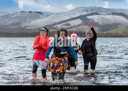 26. Dezember 2022 - Eine Gruppe harter Eltern wehrte sich gegen das kalte Wasser von Semerwater in den Yorkshire Dales, um Spenden für den Hawes Junior Football Club in Wensleydale zu sammeln. Semerwater liegt 820 Meter über dem Meeresspiegel und war voller Schneewasser, das letzte Woche von den umliegenden Fells strömte. Die Lufttemperatur war 1c Grad, aber mit windchill fühlte es sich eher wie 4c Grad Tee, Kaffee war verfügbar, um sie wieder aufzuwärmen! Kredit: Wayne HUTCHINSON/Alamy Live News Stockfoto