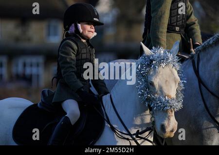 Ein junger Reiter während der jährlichen Jagd am North Cotswold Boxing Day in Broadway, Worcestershire. Foto: Montag, 26. Dezember 2022. Stockfoto