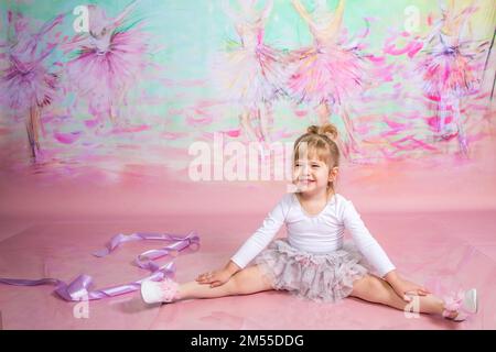 Süße kleine Ballerina, die im Studio Übungen macht Stockfoto