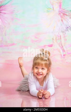 Süße kleine Ballerina, die im Studio Übungen macht Stockfoto