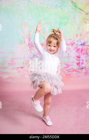 Süße kleine Ballerina, die im Studio Übungen macht Stockfoto