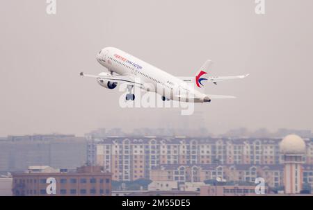 (221226) -- SHANGHAI, 26. Dezember 2022 (Xinhua) -- Ein C919 großer Passagierflugzeug startet am Shanghai Hongqiao International Airport in Shanghai, Ostchina, 26. Dezember 2022. Chinas C919 große Passagierflugzeuge beendeten am Montag ihren ersten Validierungsflug der Fluggesellschaft, startete von einem Flughafen in Shanghai und landete auf einem Flughafen in Peking. Damit wird der 100-stündige Validierungsprozess für Luftfahrzeuge eingeleitet, der bis Mitte Februar 2023 dauern wird. Der Testprozess wird die Zuverlässigkeit des C919 im Hinblick auf den kommerziellen Betrieb umfassend überprüfen – mit dem Ziel, dies zu gewährleisten Stockfoto