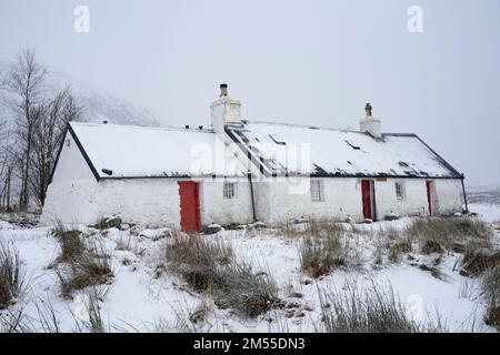 Glen Coe, Schottland, Großbritannien. 26. Dezember 2022 Schnee bedeckt Blackrock Cottage in Glen Coe. Am zweiten Weihnachtsfeiertag fiel in den schottischen Highlands schwerer Schnee auf höherem Boden. Iain Masterton/Alamy Live News Stockfoto