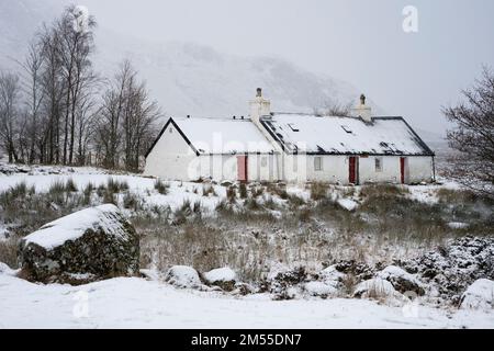 Glen Coe, Schottland, Großbritannien. 26. Dezember 2022 Schnee bedeckt Blackrock Cottage in Glen Coe. Am zweiten Weihnachtsfeiertag fiel in den schottischen Highlands schwerer Schnee auf höherem Boden. Iain Masterton/Alamy Live News Stockfoto