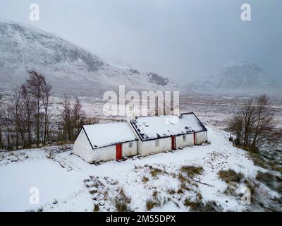 Glen Coe, Schottland, Großbritannien. 26. Dezember 2022 Schnee bedeckt Blackrock Cottage in Glen Coe. Am zweiten Weihnachtsfeiertag fiel in den schottischen Highlands schwerer Schnee auf höherem Boden. Iain Masterton/Alamy Live News Stockfoto