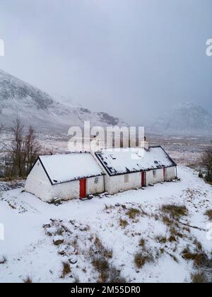 Glen Coe, Schottland, Großbritannien. 26. Dezember 2022 Schnee bedeckt Blackrock Cottage in Glen Coe. Am zweiten Weihnachtsfeiertag fiel in den schottischen Highlands schwerer Schnee auf höherem Boden. Iain Masterton/Alamy Live News Stockfoto