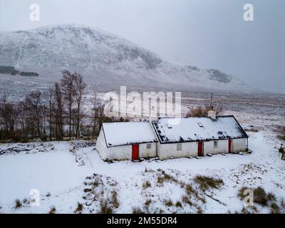 Glen Coe, Schottland, Großbritannien. 26. Dezember 2022 Schnee bedeckt Blackrock Cottage in Glen Coe. Am zweiten Weihnachtsfeiertag fiel in den schottischen Highlands schwerer Schnee auf höherem Boden. Iain Masterton/Alamy Live News Stockfoto