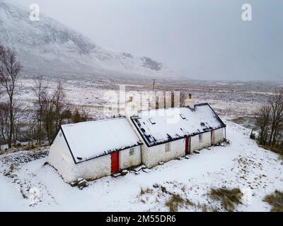 Glen Coe, Schottland, Großbritannien. 26. Dezember 2022 Schnee bedeckt Blackrock Cottage in Glen Coe. Am zweiten Weihnachtsfeiertag fiel in den schottischen Highlands schwerer Schnee auf höherem Boden. Iain Masterton/Alamy Live News Stockfoto