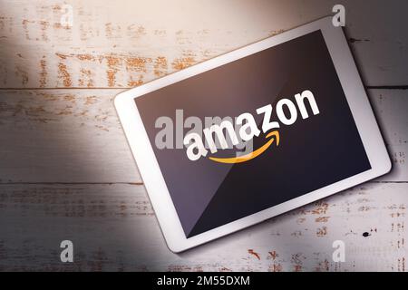 Málaga - SPANIEN - 21. DEZEMBER 2022: Draufsicht eines digitalen Tablets mit Amazon-Logo auf dem Bildschirm. Amazon ist der größte Online-Händler der Welt. Stockfoto