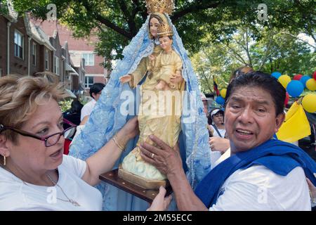 Anhänger der Jungfrau der Wolke und Verehrer der Allerheiligsten Sakramentenkirche bereiten ihren Festwagen für die ecuadorianische Parade NYC 2022 in Queens NYC vor Stockfoto