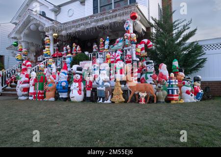 Ein weihnachtlich eingerichtetes Haus mit über 100 Statuen auf dem Rasen und der Veranda. In Queens, New York City. Stockfoto