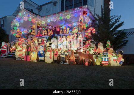 Ein weihnachtlich eingerichtetes Haus mit über 100 Statuen auf dem Rasen und der Veranda. In Queens, New York City. Stockfoto