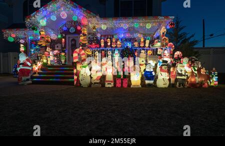 Ein weihnachtlich eingerichtetes Haus mit über 100 Statuen auf dem Rasen und der Veranda. In Queens, New York City. Stockfoto