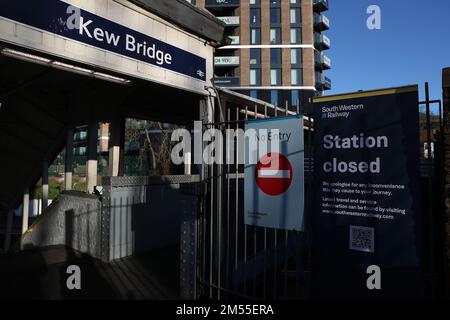 London, Großbritannien. 26. Dezember 2022; GTECH Community Stadium, Brentford, London, England; Premier League Football, Brentford gegen Tottenham Hotspur; Kew Bridge Station ist wegen Streiks geschlossen, die Brentford und Tottenham Hotspur Fans an der GTECH Community Stadium Credit: Action Plus Sports Images/Alamy Live News hindern Stockfoto