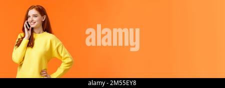 Taille-up Portrait hübsche Redhead weiblich rufende Freundin, Gespräch führen, Online-Bestellung beim Einkaufen bestätigen, sorglos halten Stockfoto